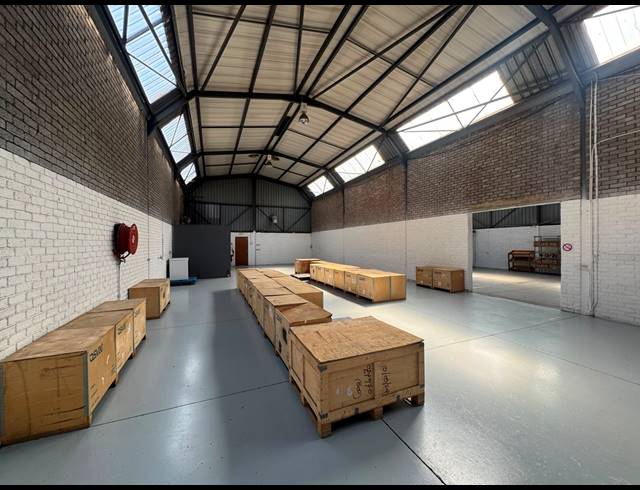 550M² WAREHOUSE TO LET IN SPARTAN